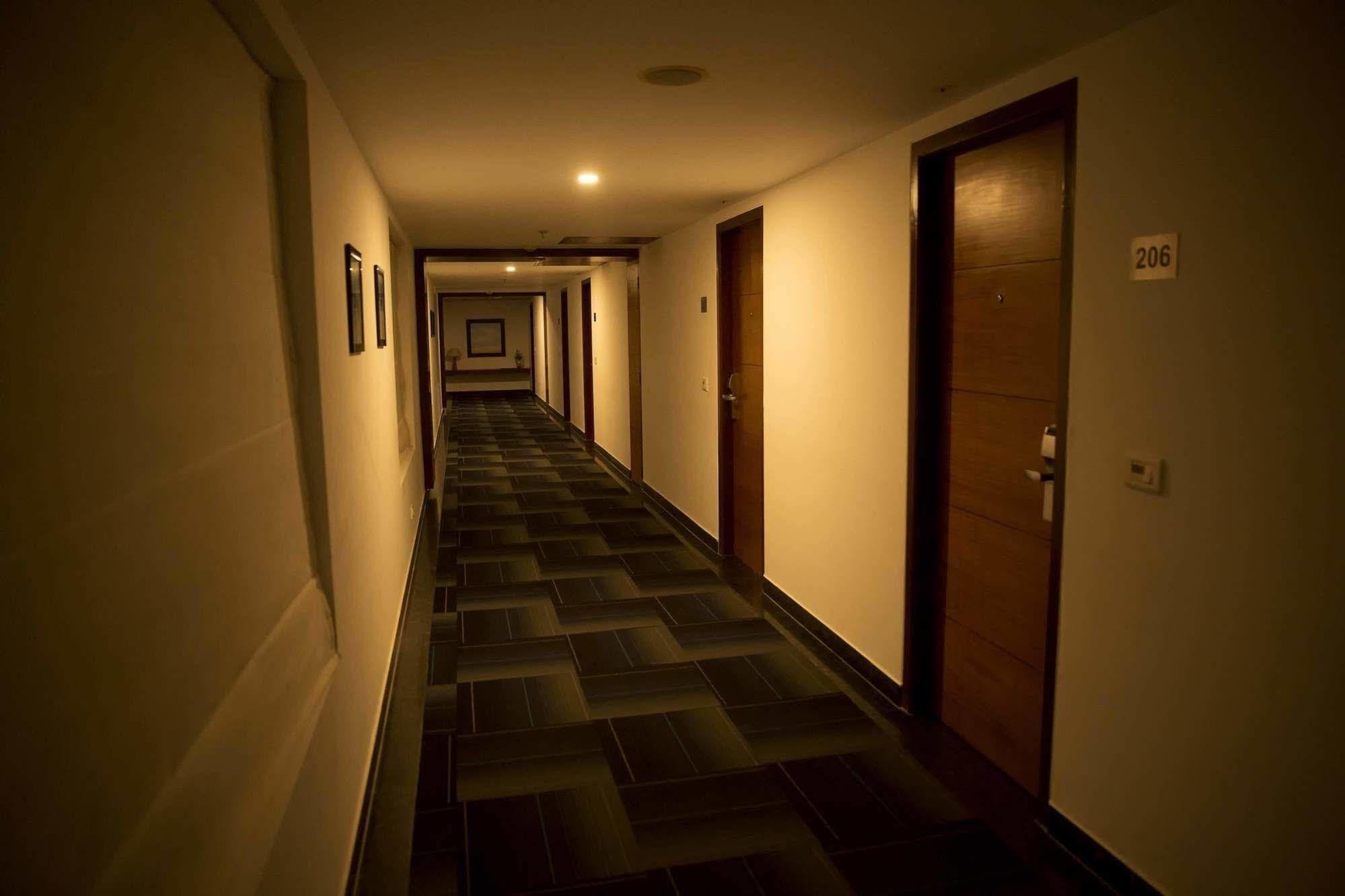 The Centre Point Hotel Csennai Kültér fotó