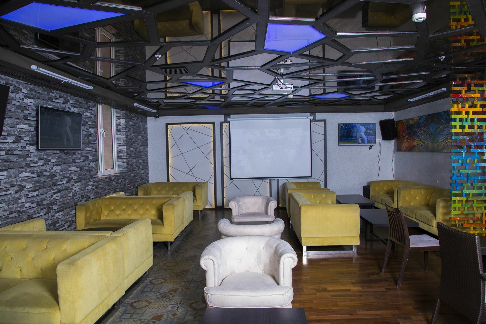 The Centre Point Hotel Csennai Kültér fotó